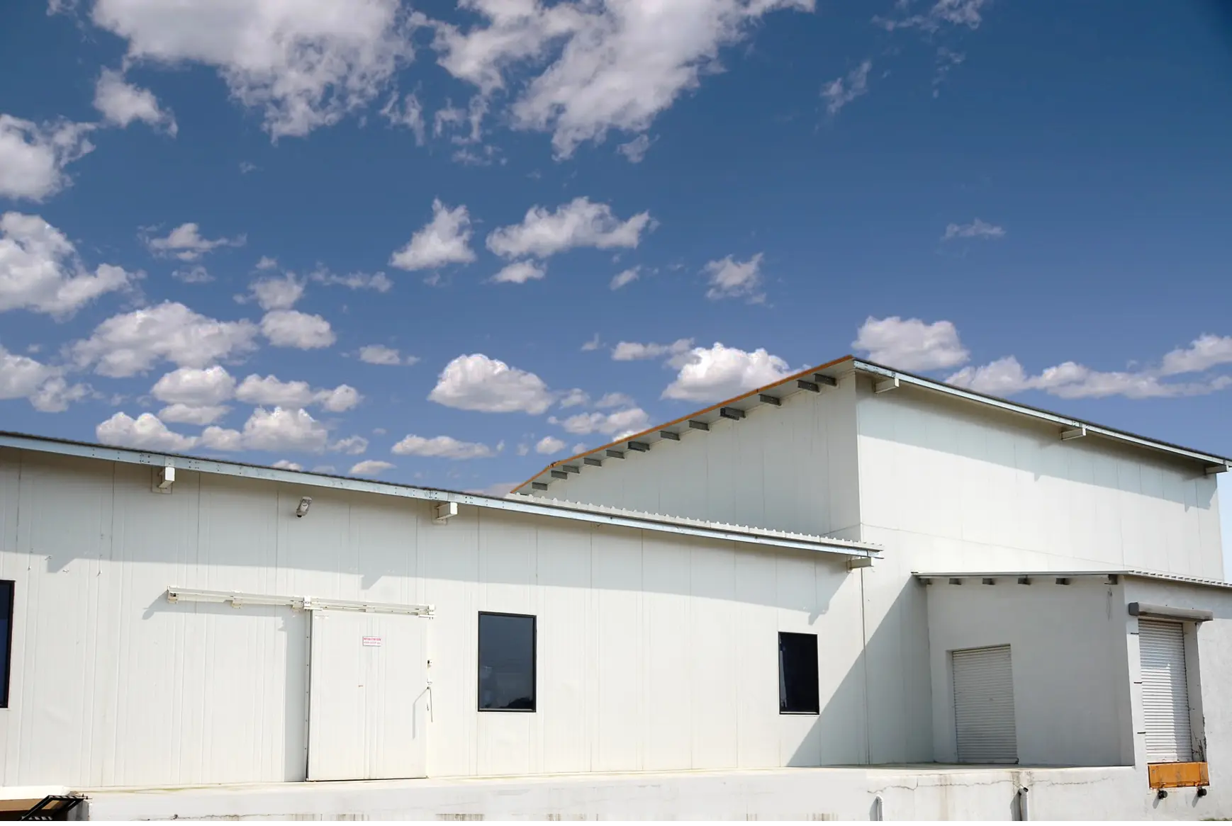 PUF Panel wall cladding for warehouses, industrial complex, office blocks, and other architectural applications. PUF Panel wall cladding for warehouses industrial complex, office blocks, and other architectural applications.
